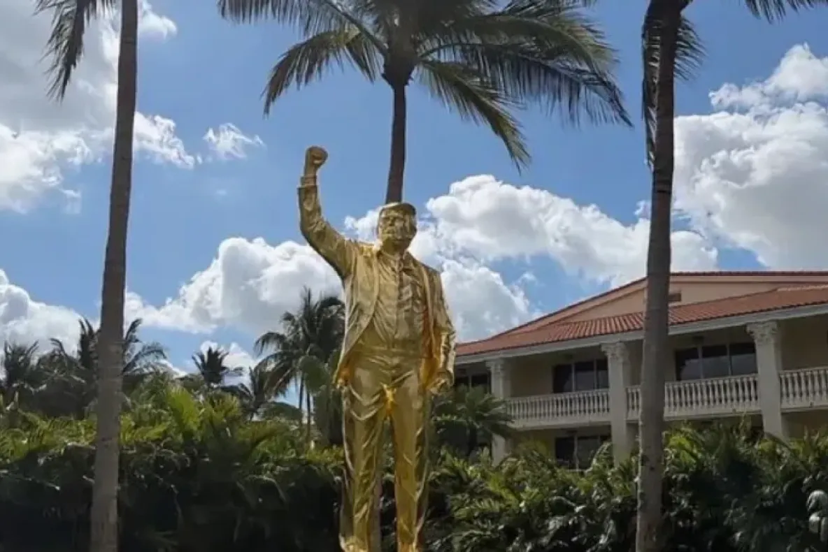 Donald Trump are acum propria statuie poleită cu aur. Imaginea care a încins internetul