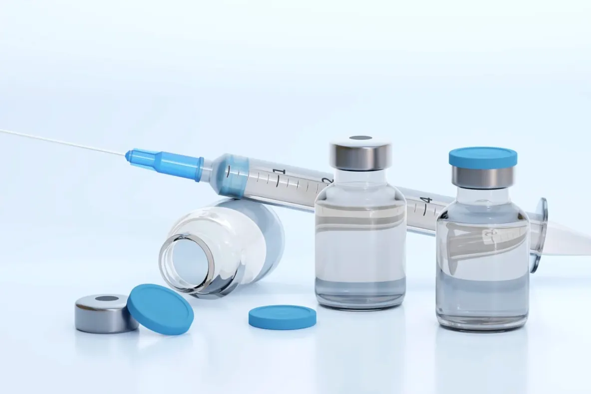 Primul vaccin creat integral cu ajutorul Inteligenței Artificiale a fost testat pe oameni. Ce au descoperit cercetătorii