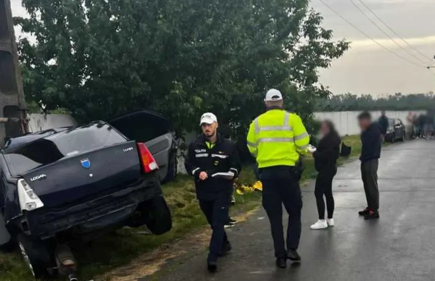 Sfârșit cumplit pentru un șofer din Prahova: mașina a intrat direct într-un stâlp