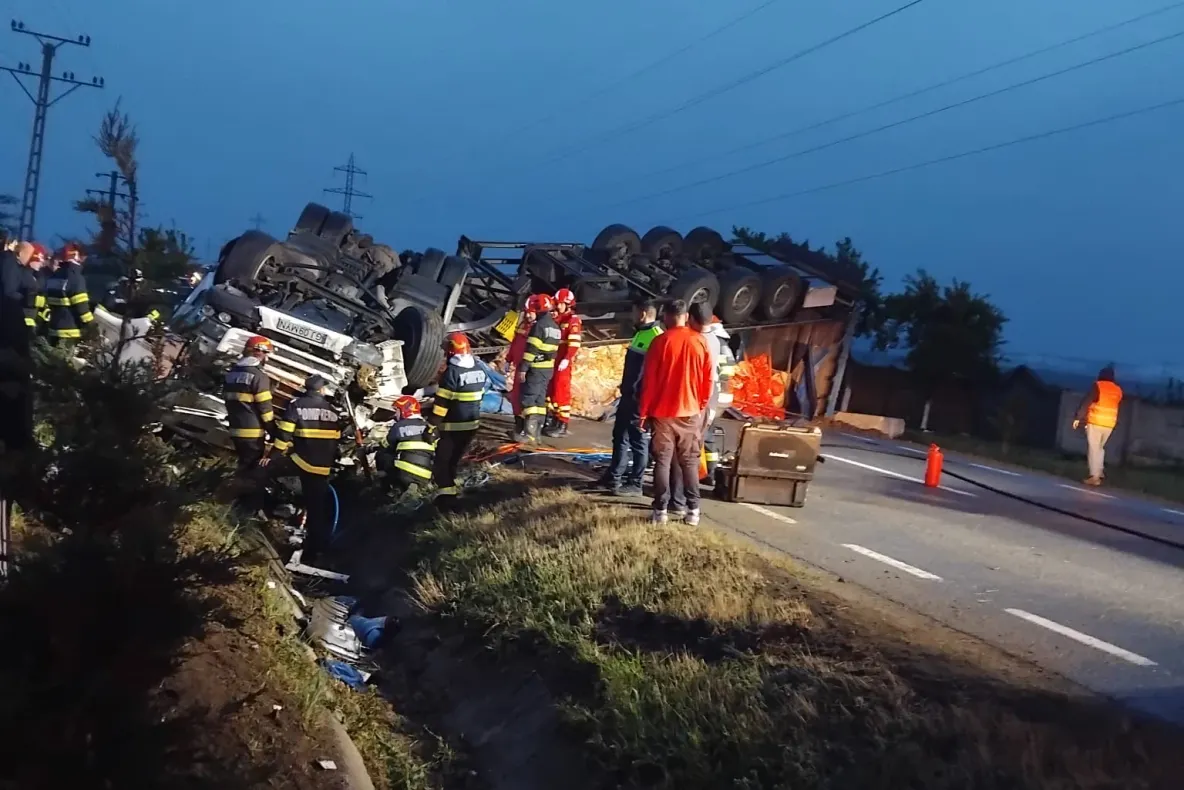 Accident mortal în Gorj: șoferul unui TIR a fost strivit în cabină - VIDEO