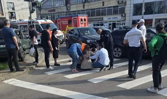 Accident grav în Iași. Cinci persoane rănite, printre care trei copii mici