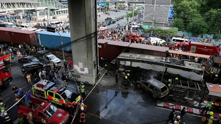 Accident grav în Thailanda: Opt persoane au murit după impactul dintre un tren și un autobuz care a luat foc la Bangkok