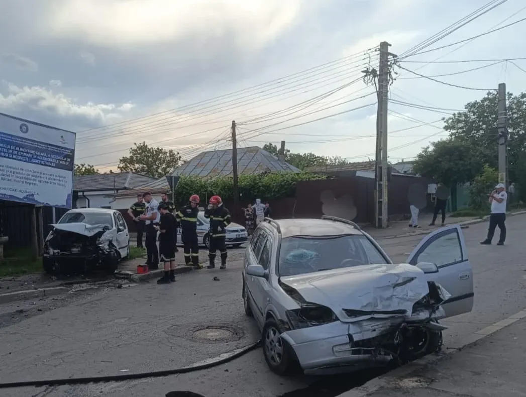 Accident grav în Huși: intervenție de urgență după o coliziune între două autoturisme. Cinci persoane au fost implicate