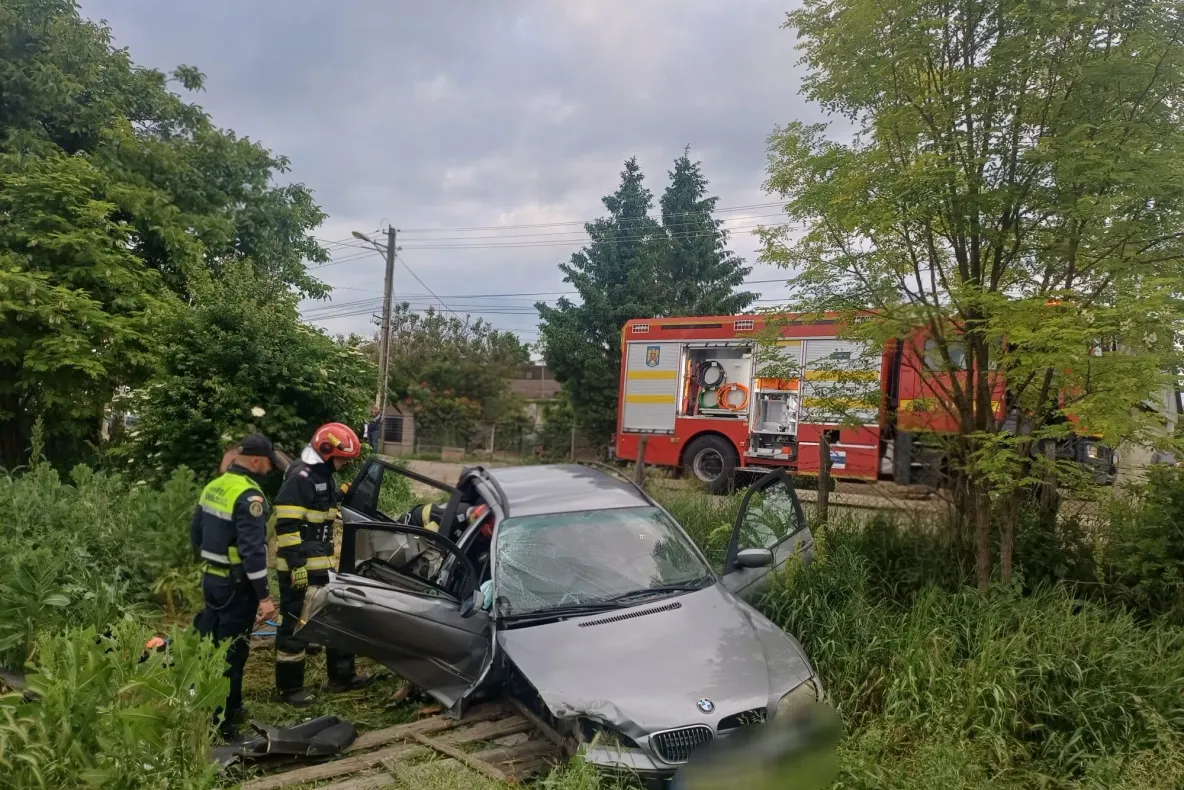 O familie întreagă a ajuns la spital după un accident grav în Botoșani. Mama și un copil de 14 ani au rămas încarcerați