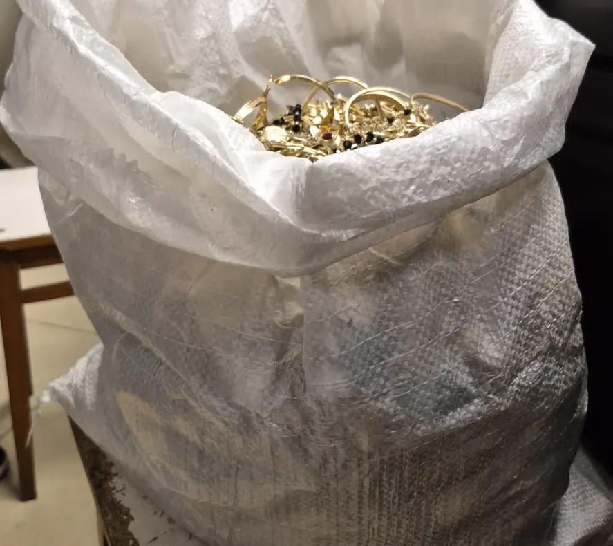 ANAF a confiscat aproape 18 kilograme de aur de la o casă de amanet din Timișoara: de unde provenea