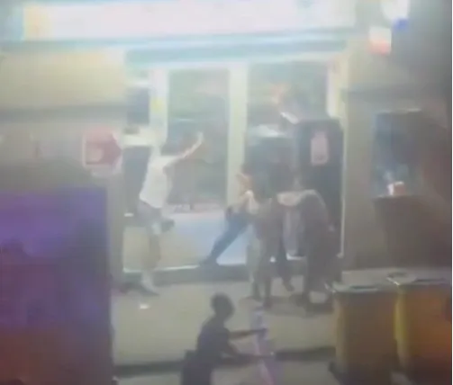 Bătaie cu macete și sticle între două clanuri de romi în Germania: sute de martori, mai mulți răniți - VIDEO