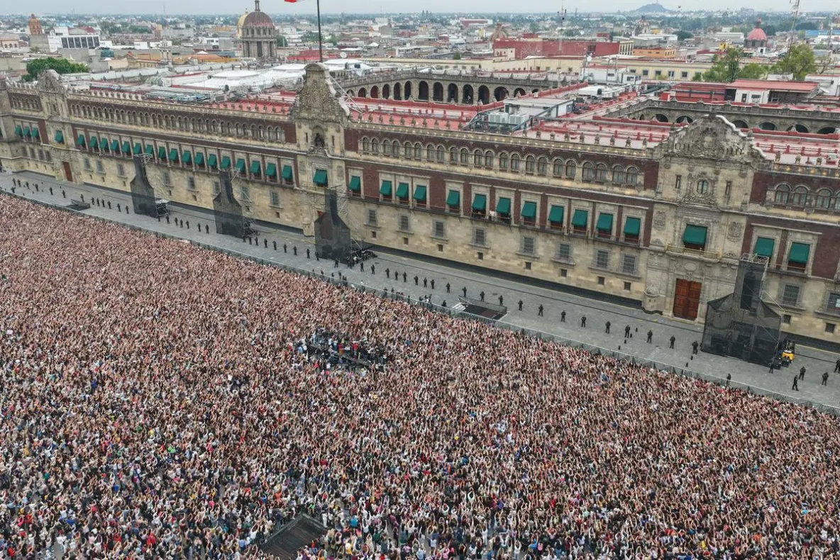 BTS, primire istorică în Mexic! Trupa K-pop întâmpinată de peste 50.000 de fani la Palatul Național: imagini uluitoare FOTO&VIDEO