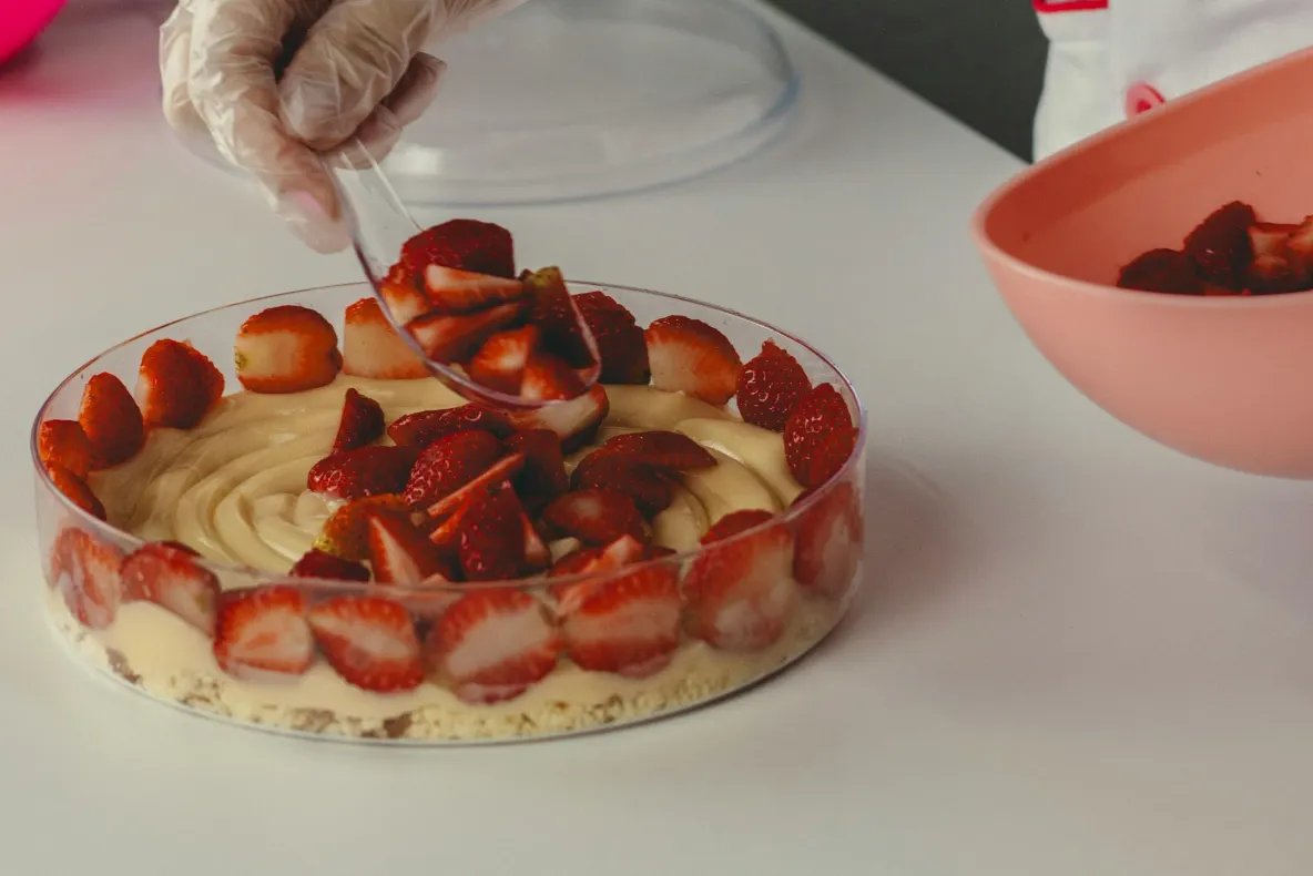 Rețeta celui mai bun desert de sezon: Prăjitură pufoasă cu căpsuni