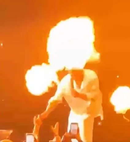 Un cântăreț turc a luat foc pe scenă de la artificii - VIDEO
