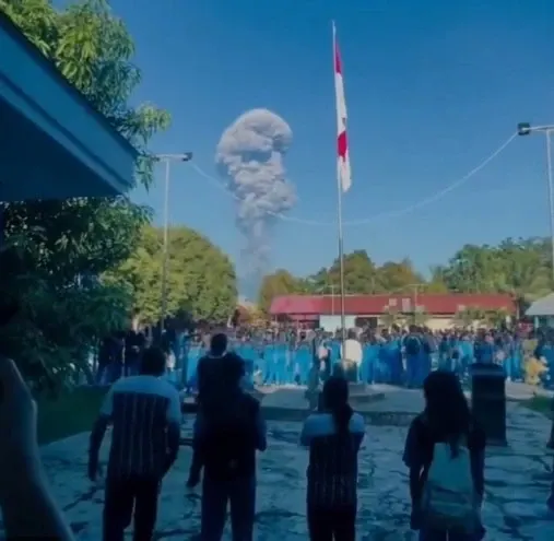 Erupție violentă în Indonezia: trei persoane au murit, iar alte zece sunt dispărute după activarea vulcanului