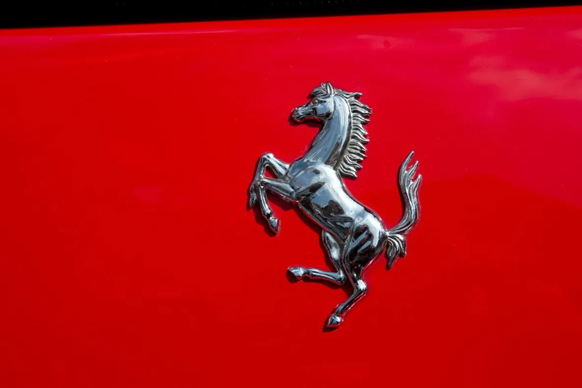 Ferrari rupe tradiția: primul său model electric vine cu un nume deosebit și cifre amețitoare
