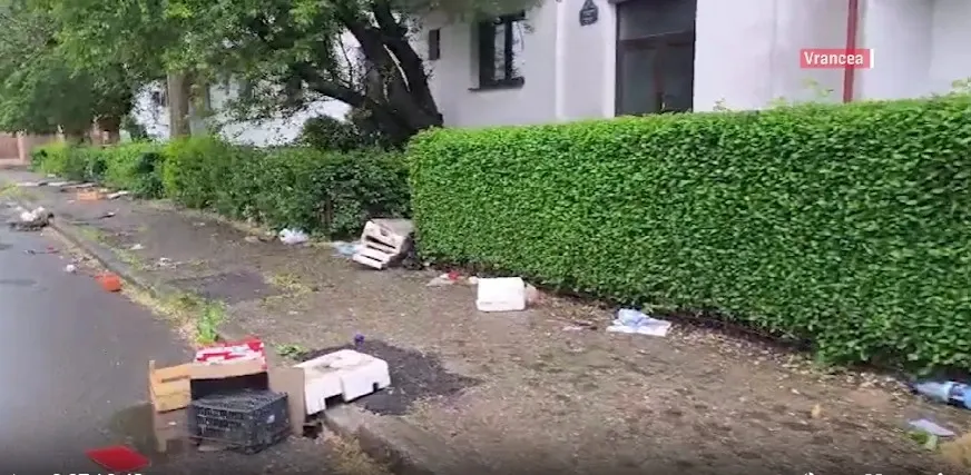Grindina a făcut prăpăd în mai multe județe din țară. Acoperișuri smulse de vânt, mașini distruse