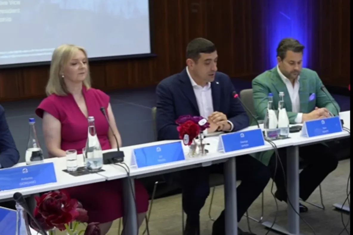 George Simion, umăr la umăr cu fostul premier britanic Liz Truss. Mesaj puternic pentru români -VIDEO