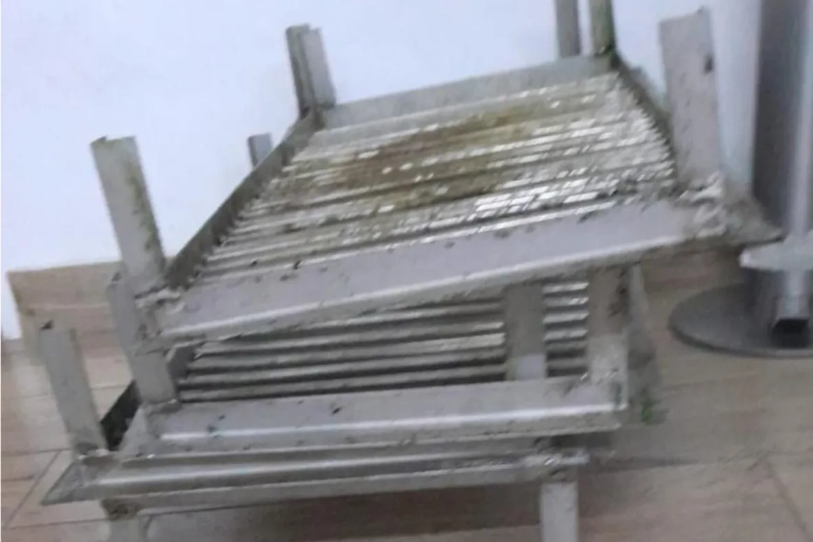 Fântână arteziană vandalizată în Râmnicu Vâlcea. Două persoane au fost prinse în timp ce furau mai multe grătare metalice 