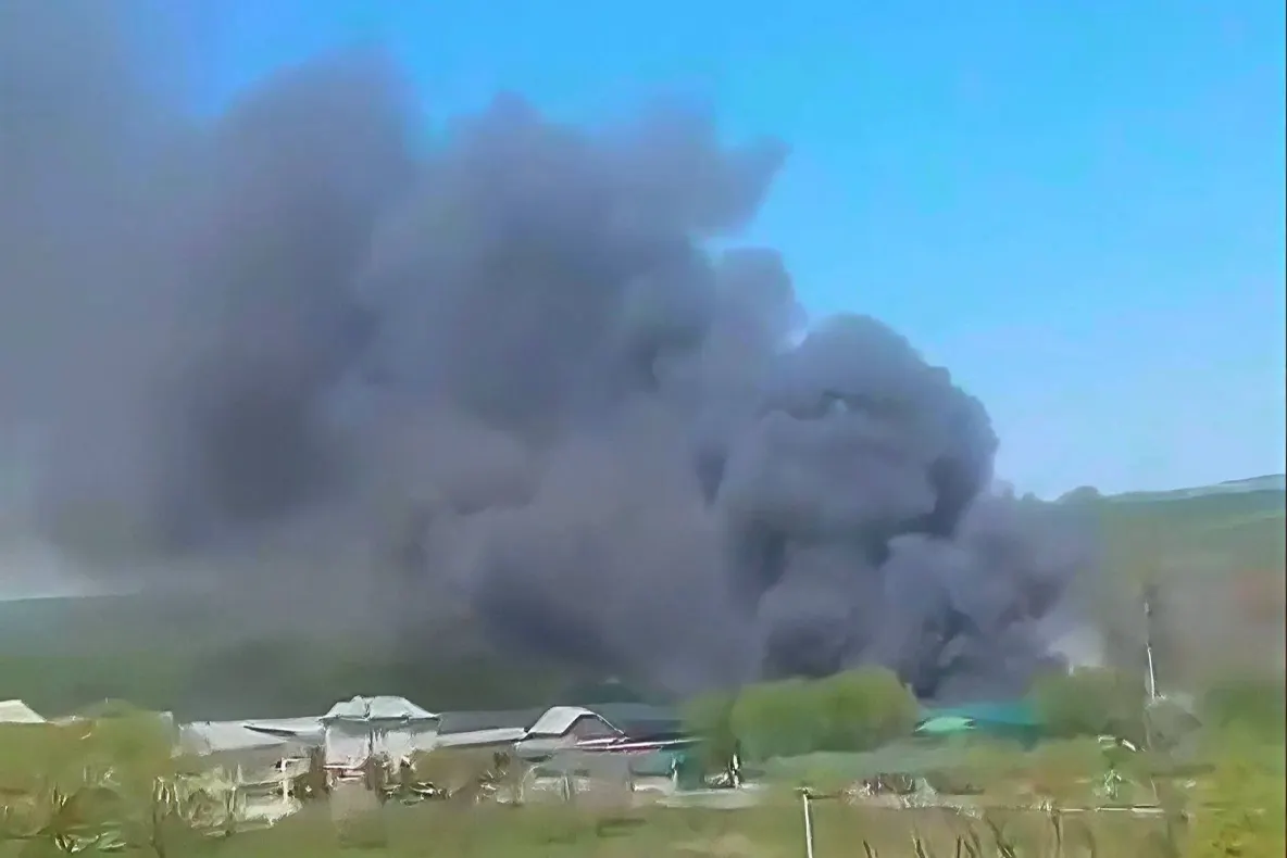 Incendiu la grădina zoologică din Zaharești: proprietarul a fost transportat la spital după ce a inhalat fum