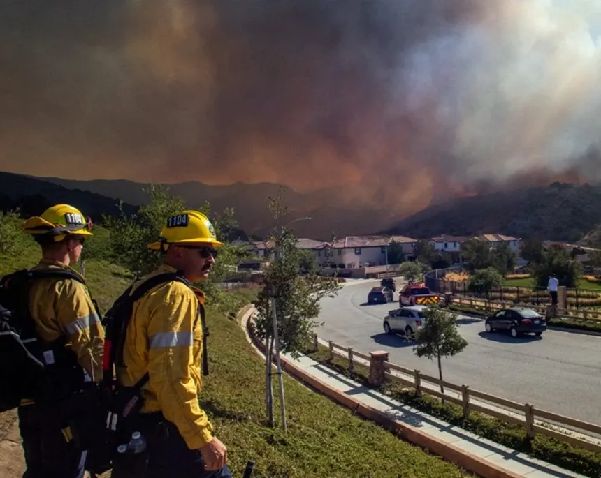 Un incendiu face ravagii lângă Los Angeles! Mii de oameni au primit ordin de evacuare