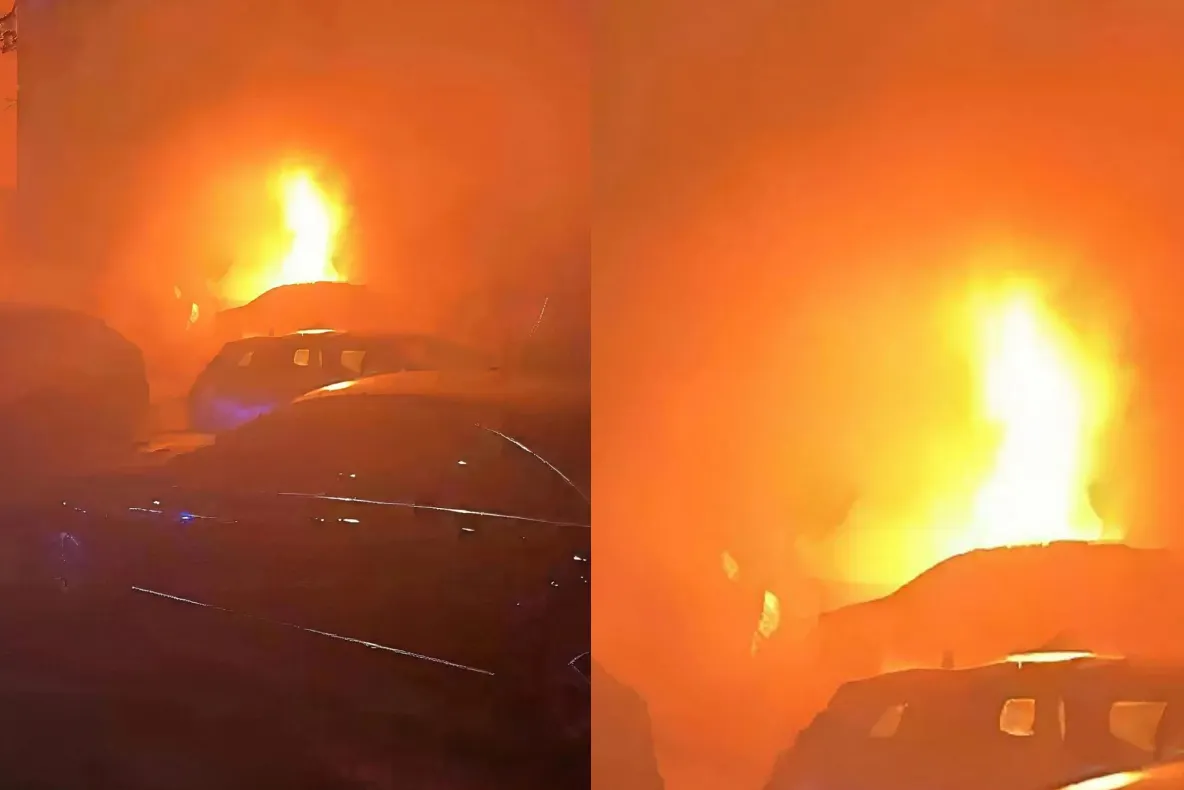 Incendiere intenționată în Piatra Neamț: două autoturisme distruse într-un incendiu izbucnit printre blocuri