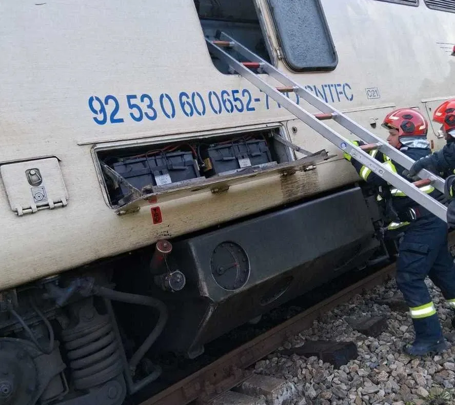 Incendiu la locomotiva unui tren pe ruta Râmnicu Vâlcea - Sibiu. Pasagerii au fost evacuați, iar traficul pe DN7 a fost blocat