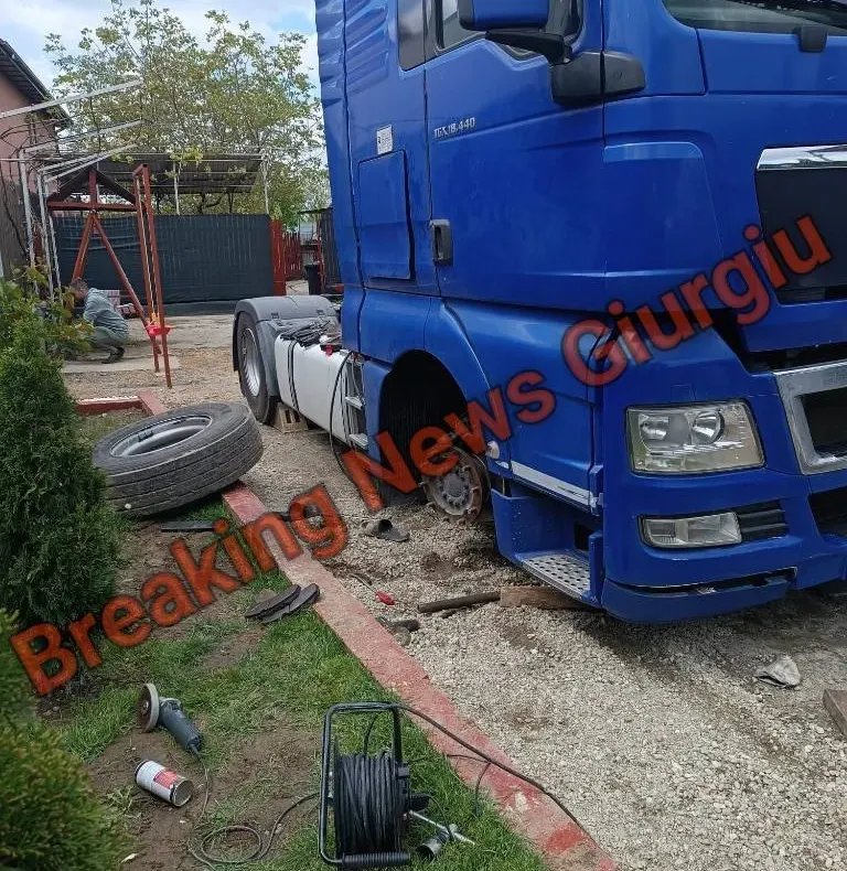 Bărbat rănit grav în Mihăilești, după ce capul tractor al unui TIR s-a prăbușit peste el: a intervenit elicopterul SMURD