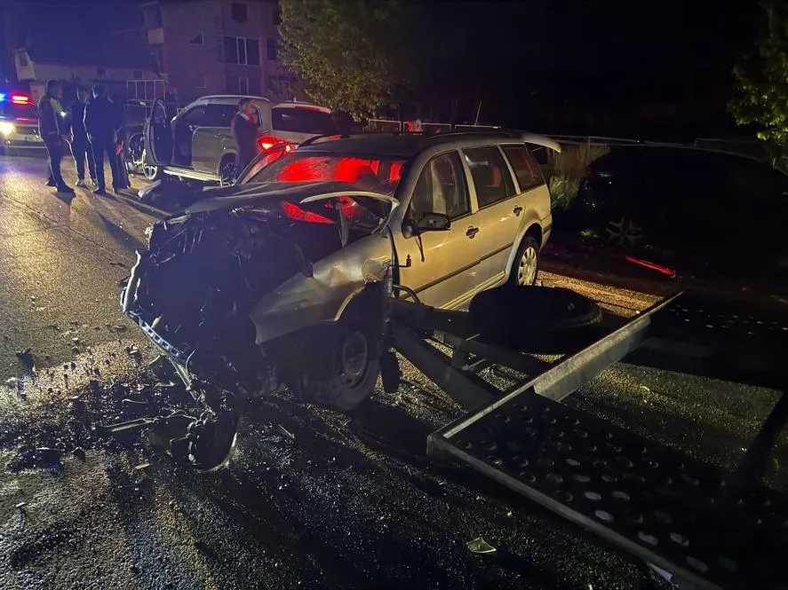 Accident grav în Neamț. Doi răniți și patru mașini avariate, după ce un TIR a spulberat o mașină neasigurată la viraj - FOTO