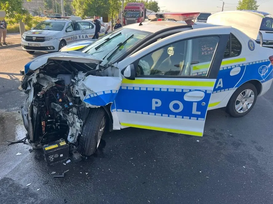 Urmărire ca în filme în Craiova: un șofer a lovit o autospecială de poliție și a încercat să fugă