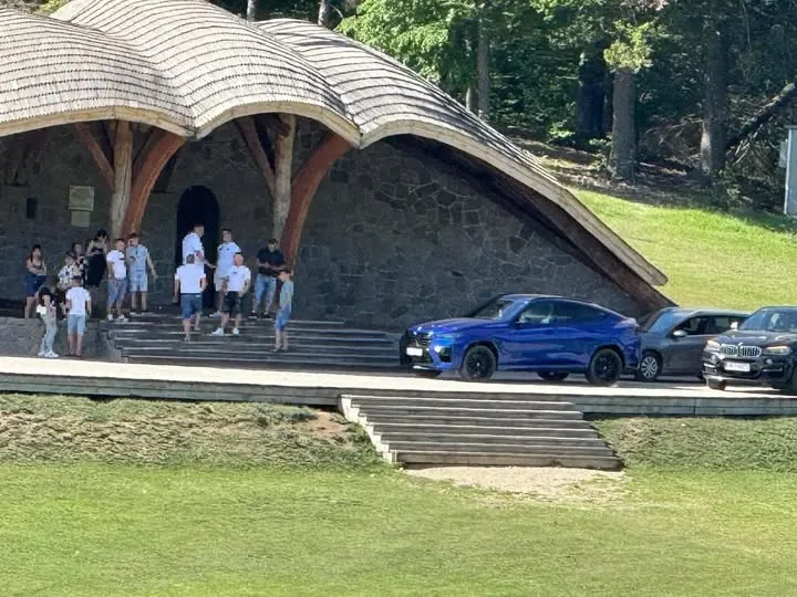 Imagini revoltătoare la Șumuleu-Ciuc: mașini parcate pe scena altarului în aer liber. Trei persoane, cercetate de poliție