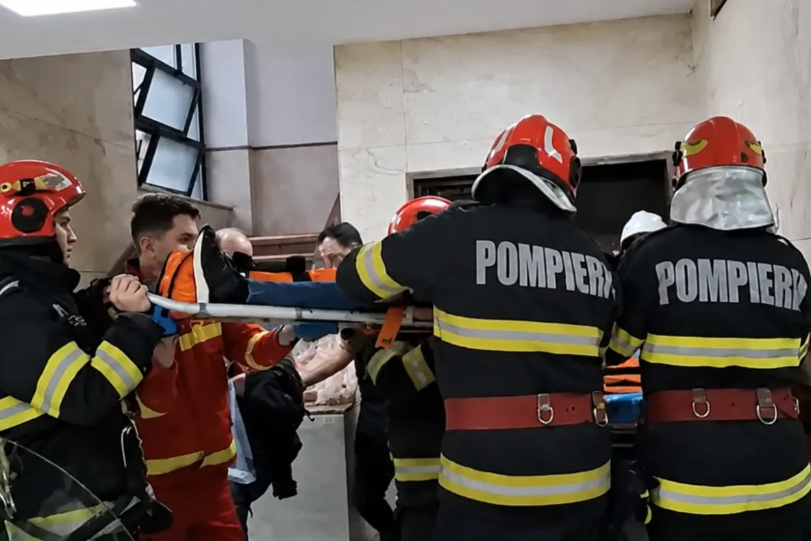 Incident grav la Ministerul Transporturilor: un lift cu șapte persoane s-a prăbușit. Trei oameni, transportați la spital