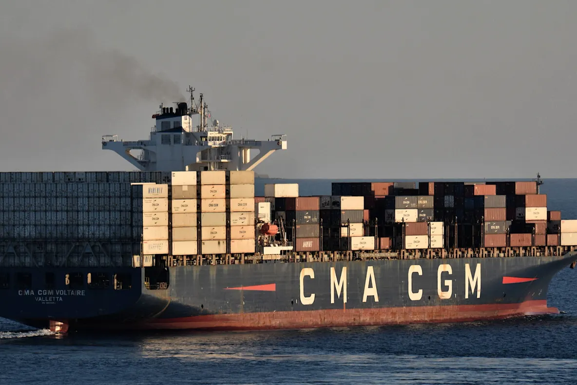 Incident în Strâmtoarea Ormuz! O navă a companiei CMA CGM a fost atacată: mai mulți marinari răniţi