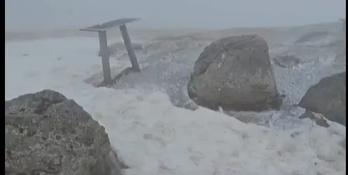 Iarnă în toată regula în masivele montane, cu două zile înainte de începutul verii. Strat consistent de zăpadă în Bucegi - VIDEO