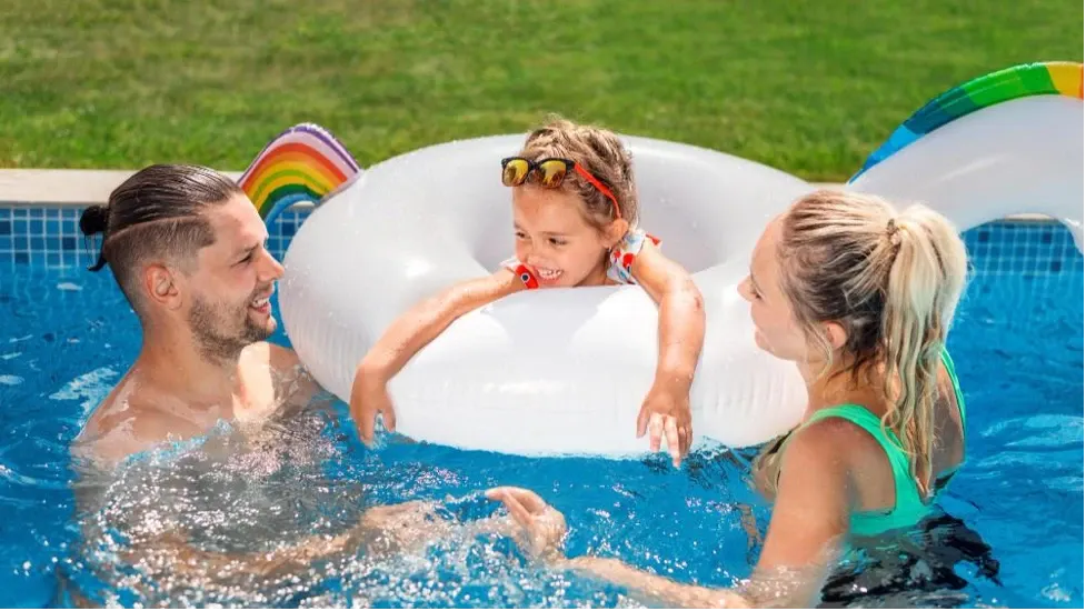 6 motive să alegi o piscină gonflabilă vara asta: răcoare instant în propria curte