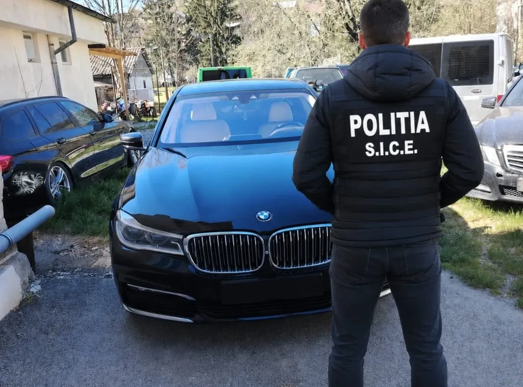 Captură de peste 700.000 de lei în județul Suceava: parfumuri și haine contrafăcute descoperite într-un autoturism de lux FOTO