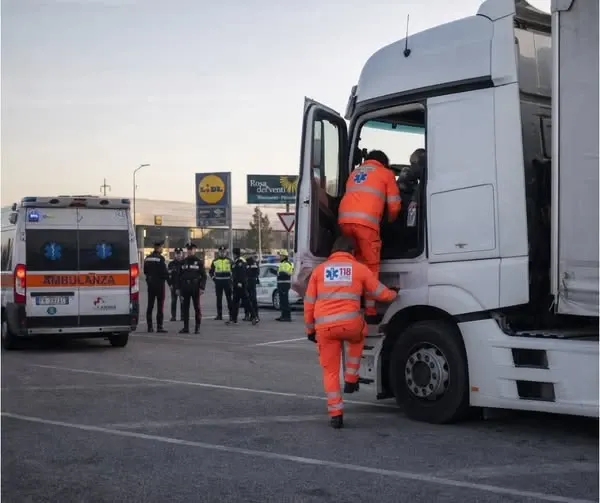 Șofer român, mort  în cabina TIR-ului, în Italia. Colegii l-au găsit fără suflare 