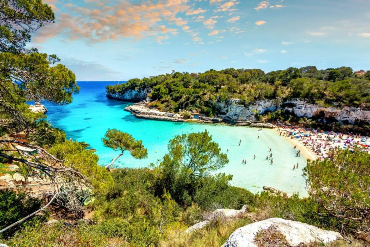 Confort și relaxare pe litoralul mediteraneean: De ce să optezi pentru un sejur complet în Spania