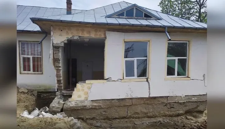 Peretele unei școli s-a prăbușit în timp ce elevii erau la ore