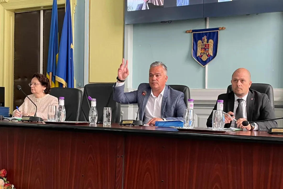 Încă un lider greu din PNL cere întoarcerea la masa negocierilor după prăbușirea Guvernului Bolojan