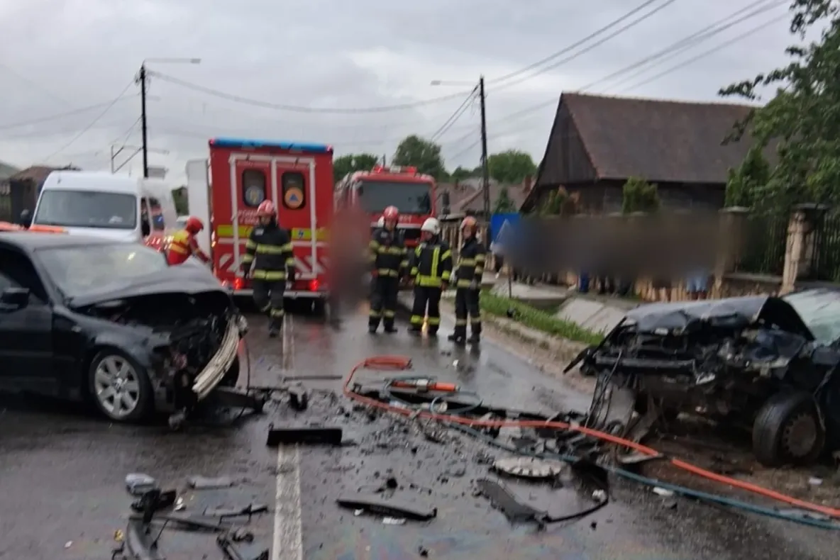 Accident grav în județul Cluj. Trei persoane au ajuns la spital după ce două autoturisme s-au ciocnit violent