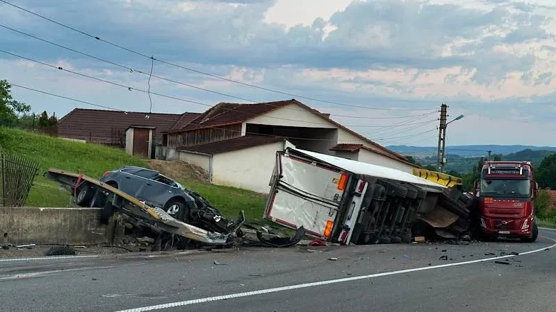 Accident grav pe DN1 în Bihor: o femeie a murit, iar trei persoane au fost rănite după ce un TIR a intrat pe contrasens