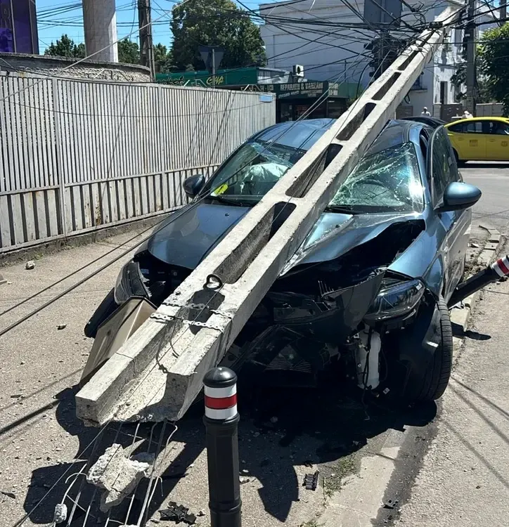 CTR mare + SEO: Accident în Craiova. O șoferiță de 19 ani a pierdut controlul volanului și a doborât un stâlp de beton