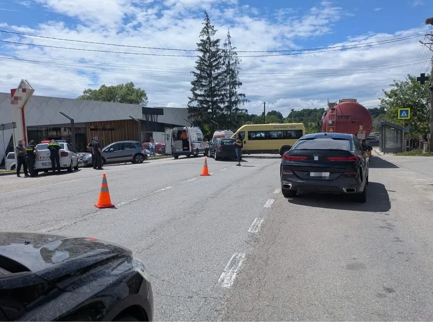 Accident cu un microbuz școlar în Vâlcea. Trei elevi au ajuns la spital după impactul produs pe DN 67