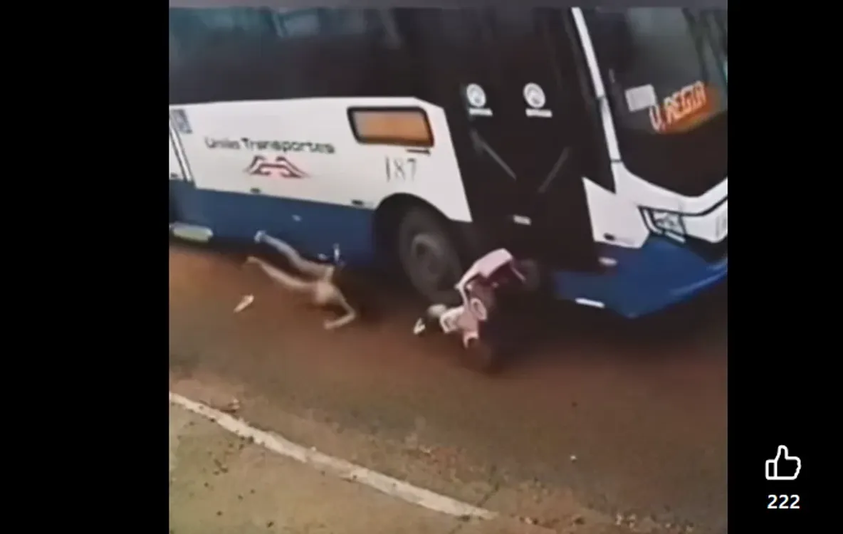Un copil aflat într-un cărucior a fost acroșat de un autobuz. Momentul a fost surprins de camerele video