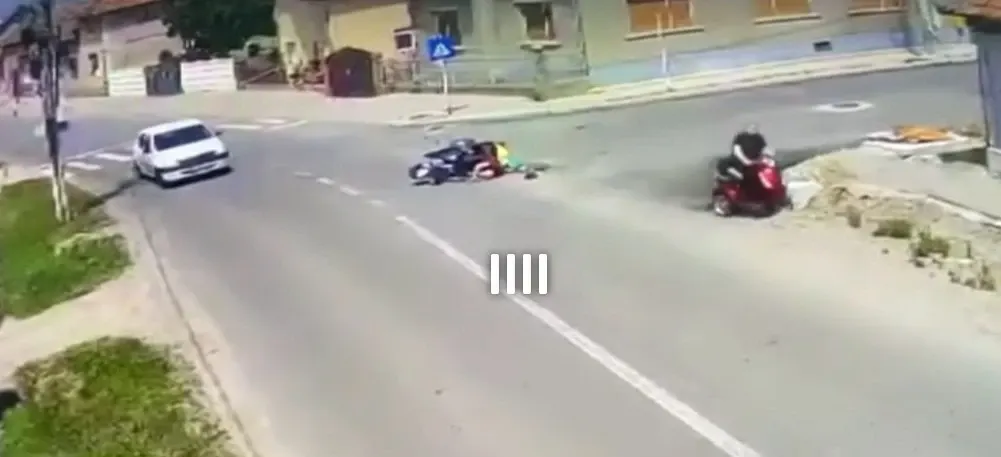 Accident spectaculos în Alba: doi pensionari aflați pe tricicluri electrice s-au ciocnit într-o intersecție 