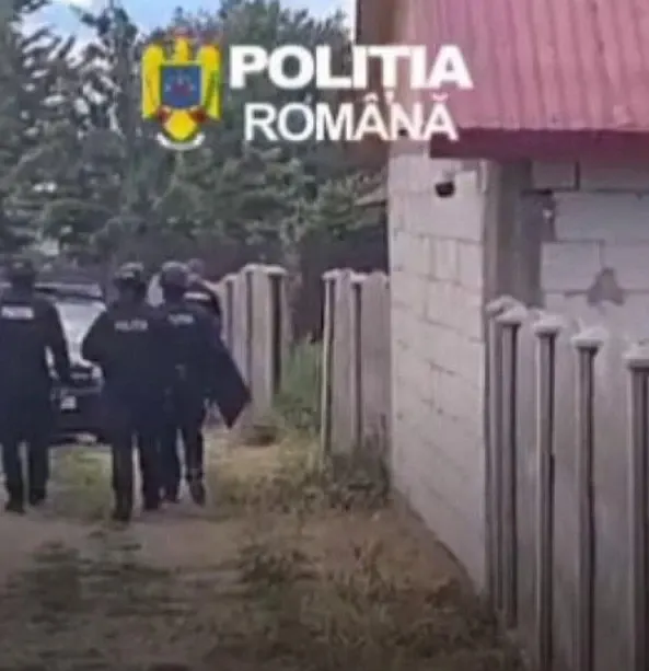 Adolescentă de 18 ani, agresată în propria locuință de trei bărbați mascați. Printre suspecți se află fostul iubit al victimei: minora a ajuns la spital cu mâna ruptă 