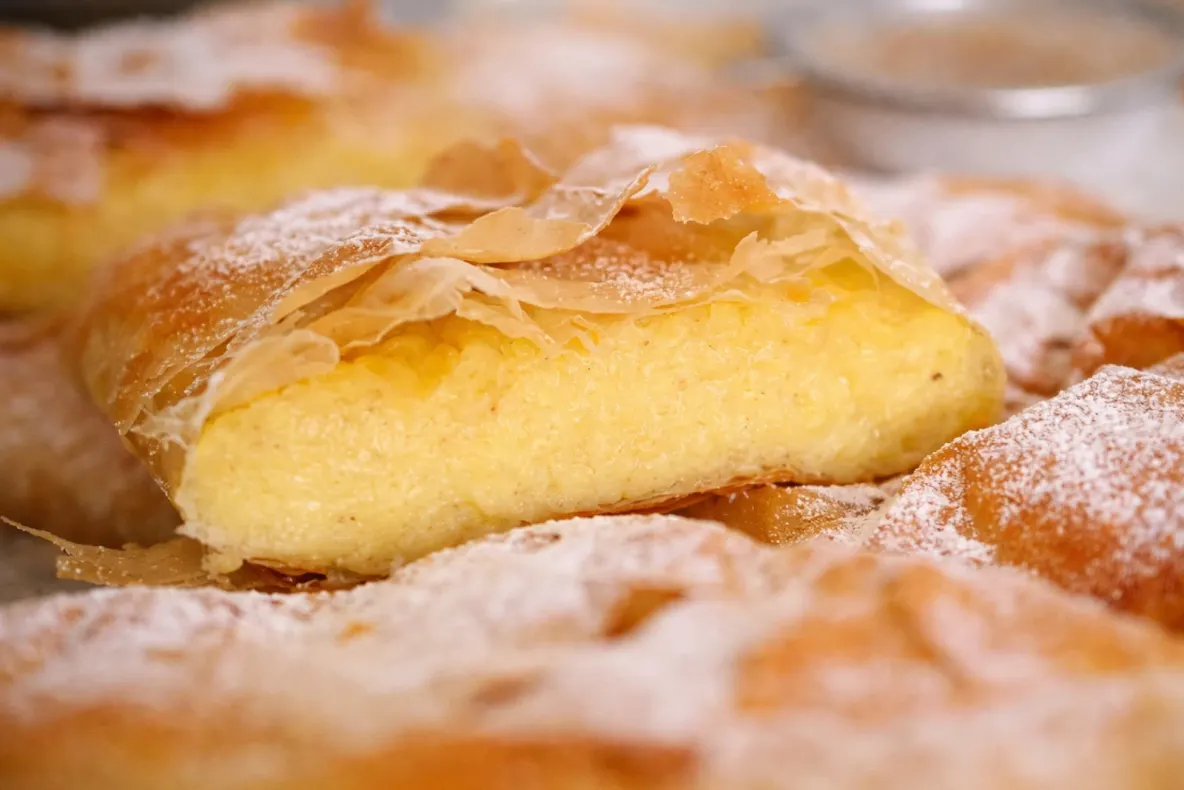 Bougatsa însiropată. Rețeta desertului care o să te ducă instant cu gândul la vacanțele de pe plajele însorite din Grecia 