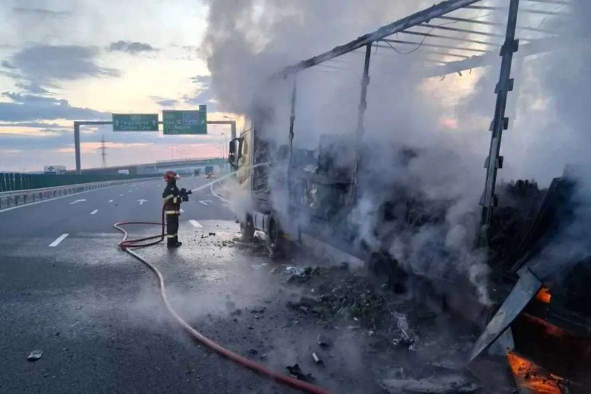 Camion mistuit de flăcări pe A10. Pompierii spun că două canistre cu benzină au favorizat arderea