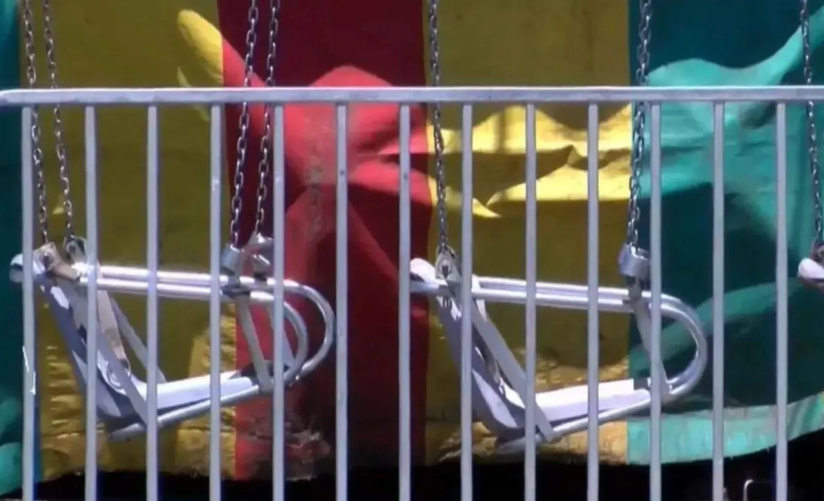 Incident într-un parc de distracții: un adolescent de 13 ani a murit după ce a fost proiectat dintr-un carusel aflat în mișcare