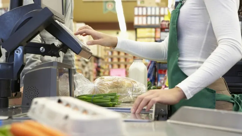 Trucuri ale casierilor. O tânără a furat 100.000 € printr-o schemă cu carduri cadou