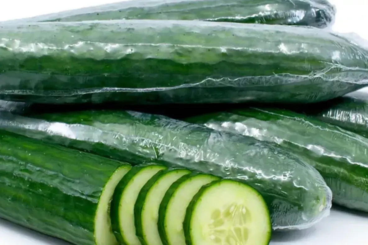 Motivul pentru care castraveții lungi din supermarket sunt înveliți în plastic. Nu te gândeai la așa ceva