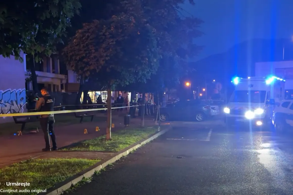 Crimă infiorătoare în centrul orașului Piatra Neamț. Un polițist a murit în mijlocul străzii, după ce a fost înjunghiat. Agresorul ar fi propriul său fiu - VIDEO
