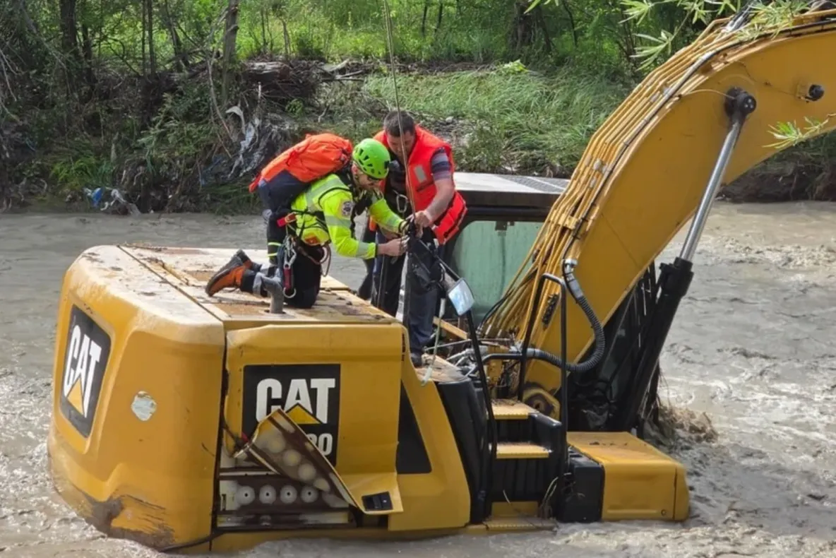Pompierii intervin pentru salvarea unui bărbat surprins de o viitură pe un excavator. A fost salvat cu ajutorul unui elicopter SMURD 