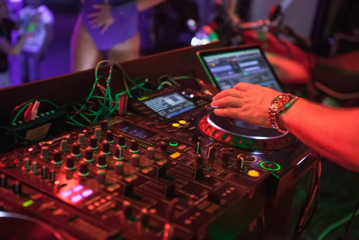 DJ de renume din Ibiza, „creierul” unei rețele internaționale de droguri. Este căutat de justiție în Florida